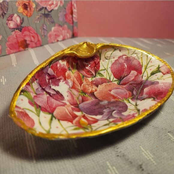 DECOUPAGE CLAM SHELL DECOUPAGE PINK FLOWERS ON A CLAM SHELL TRINKET DISH - Picture 5 of 10